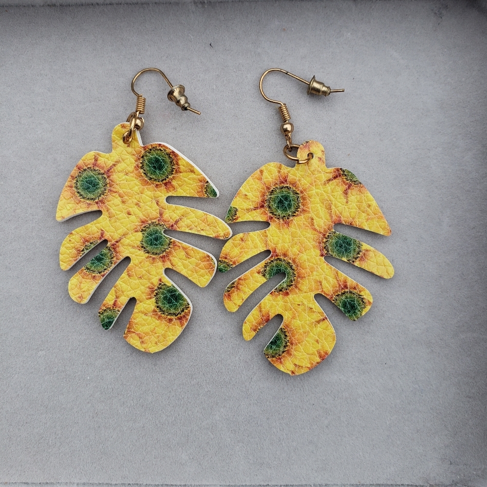60. 3 Felt Dangle Earrings - Picture 8 of 11